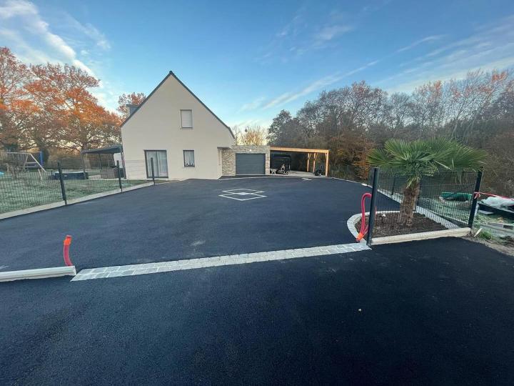 Nous maîtrisons la pose d’enrobés, le revêtement idéal pour un aménagement extérieur réussi.