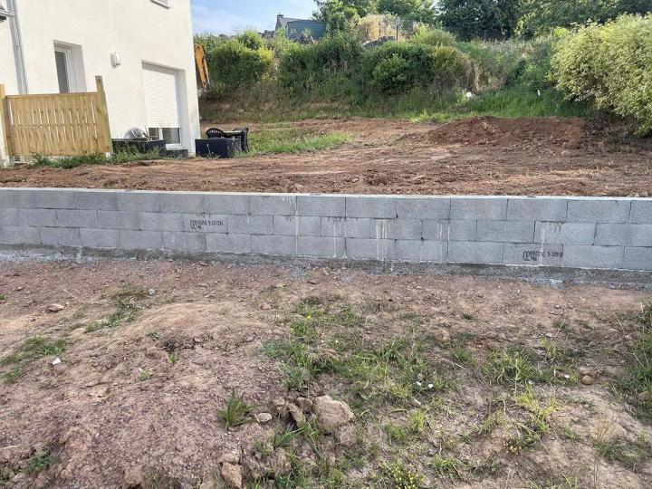 Nous réalisons la pose de pavés et de bordures pour tout projet d’aménagement extérieur.